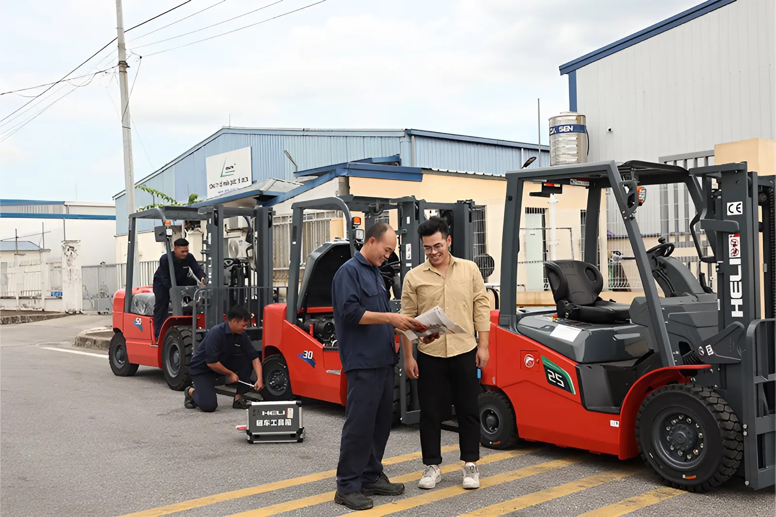 Nhân viên kỹ thuật của Bình Minh đang tư vấn kỹ thuật cho khách hàng