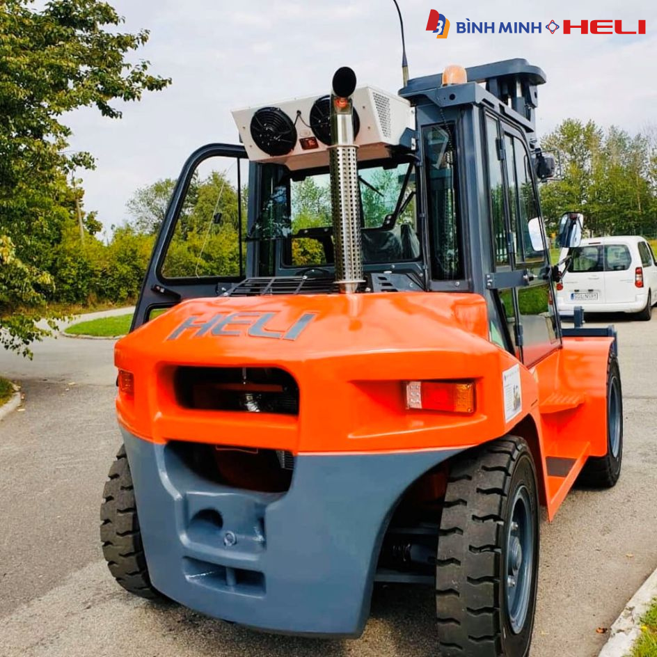 Cabin dạng khép kín có gắn điều hòa trên xe nâng dầu 7 tấn Heli