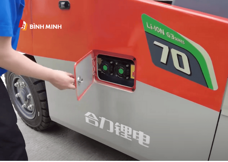 Cồng sạc pin trên xe nâng điện Heli 7 tấn