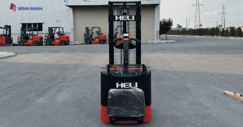 Xe nâng sử dụng điện thân thiện với môi trường