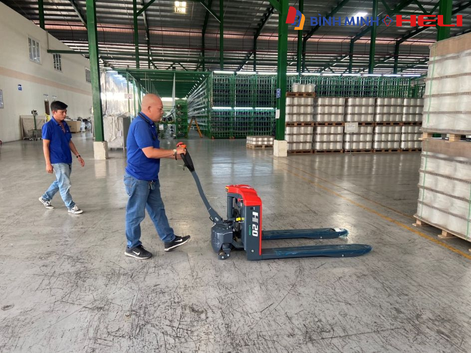 Ứng dụng xe nâng tay điện thấp 2 tấn trong kho xưởng