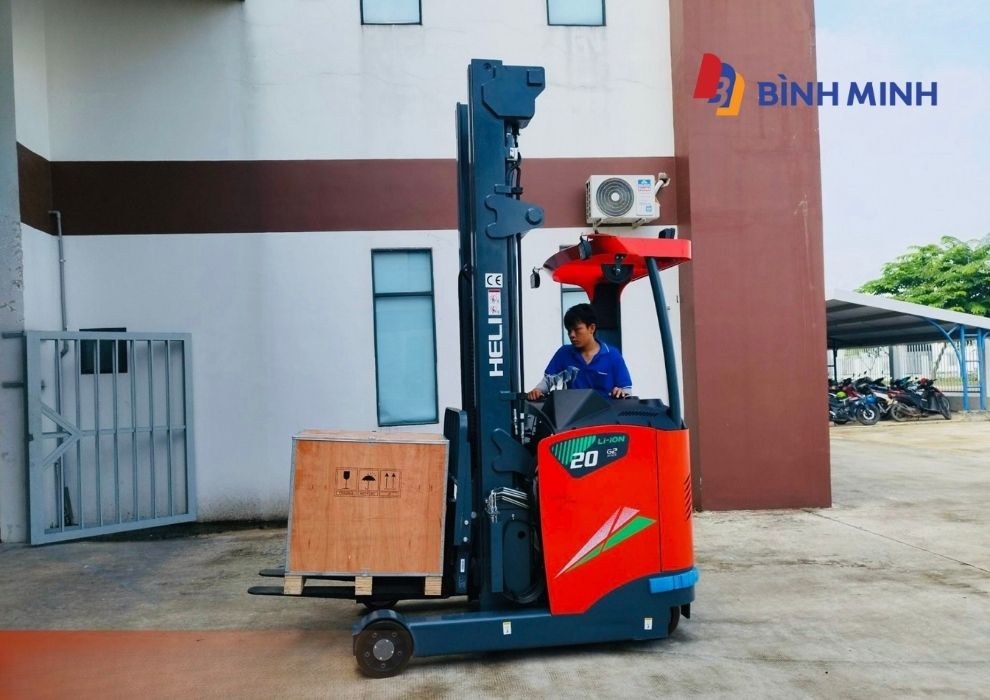 Vận hành dễ dàng cùng Xe Nâng Reach Truck 2 Tấn