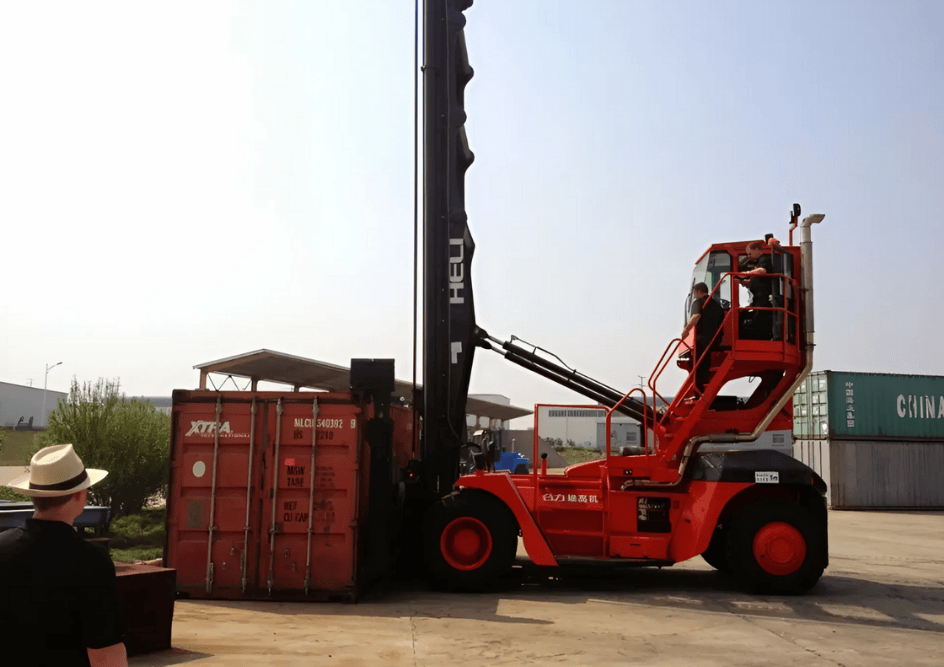 Xe Nâng Gắp Container Rỗng 8 Tấn