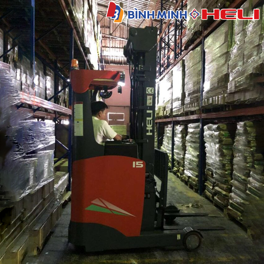 Xe nâng reach truck Heli 1.5 tấn nâng hàng trong kho có lối đi hẹp