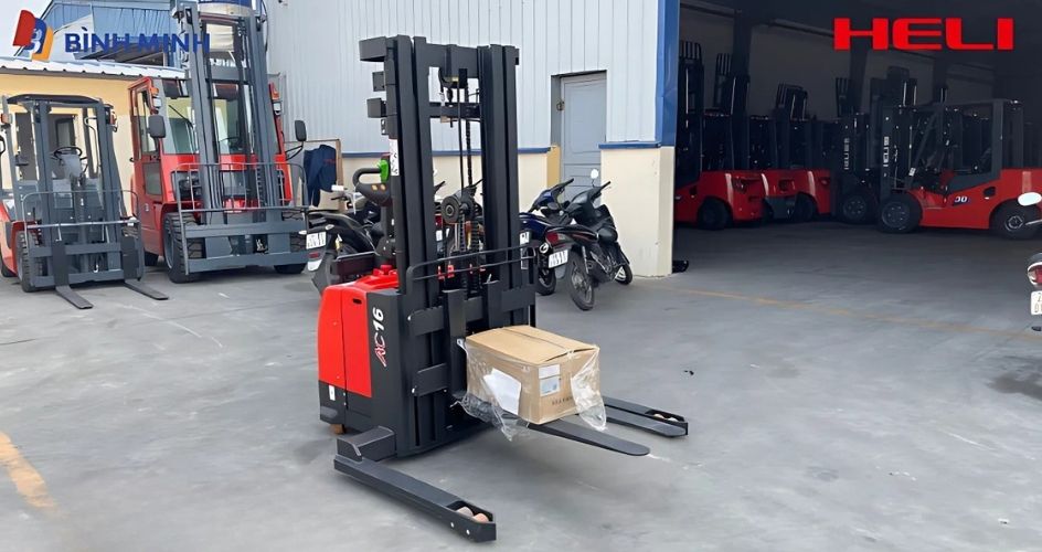 Xe nâng điện 1.6 tấn linh hoạt trong vận chuyển hàng hóa