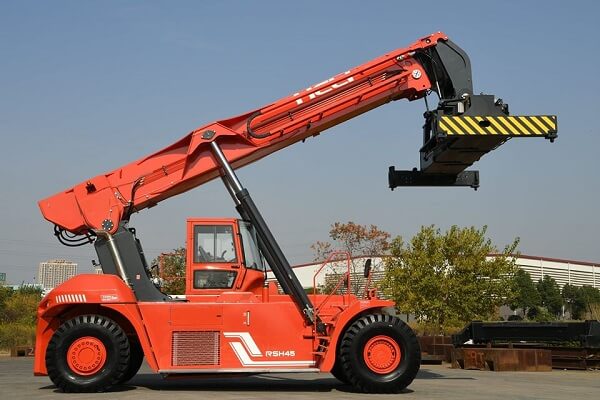 Xe nâng Reach Stacker thường được sử dụng tại cảng biển, ICD hay bãi công nội địa