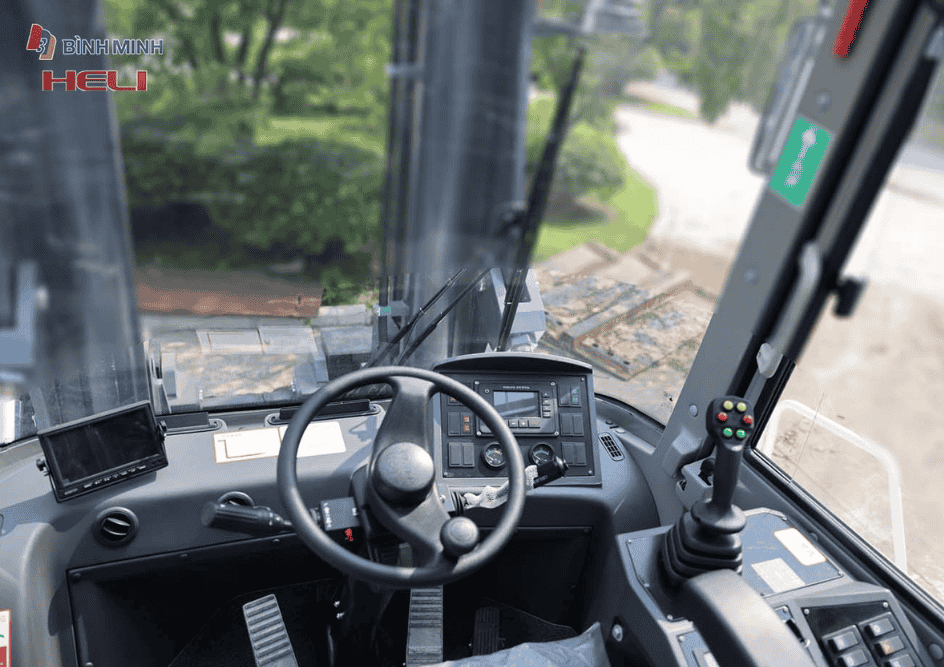 Khoang lái xe nâng dầu 18 tấn