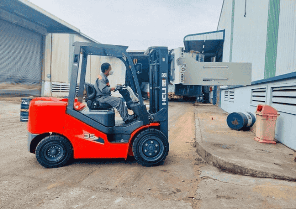 Xe nâng kẹp vuông ứng dụng được trong nhiều trường hợp