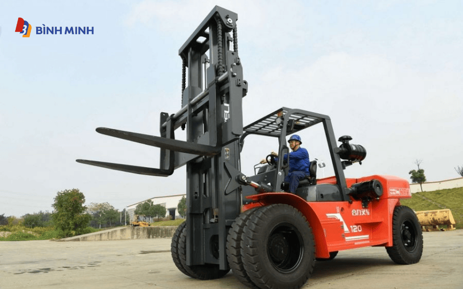 Xe nâng hạng nặng tại khu công xưởng