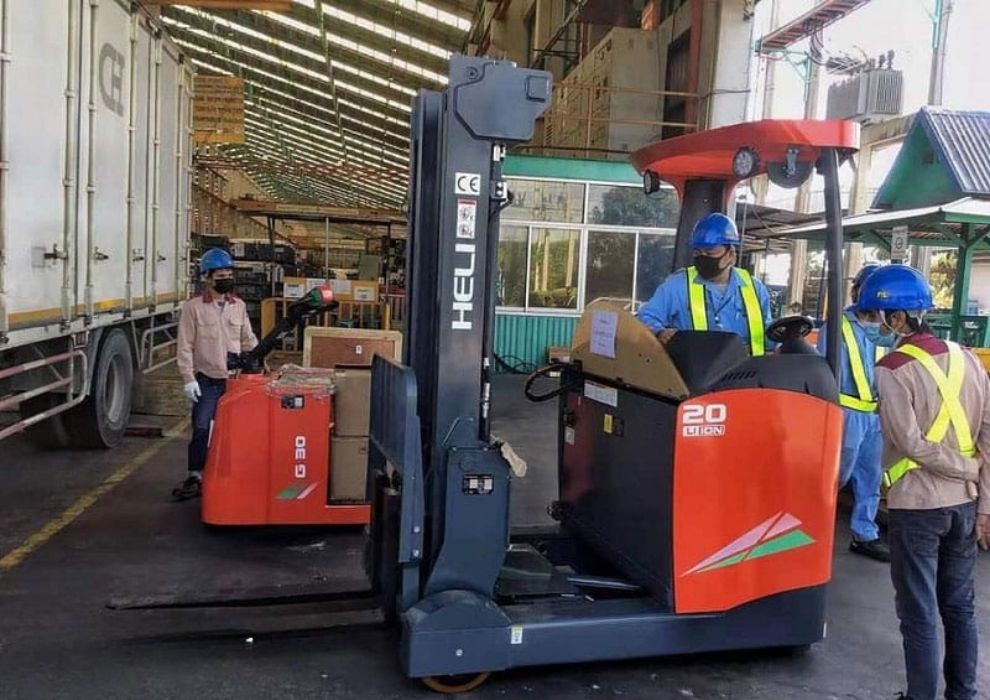 Ứng dụng Xe Nâng Reach Truck 2 Tấn tại xưởng