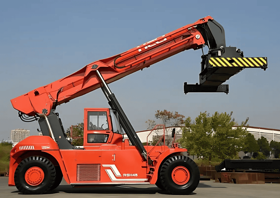 Xe nâng container 45 tấn được sử dụng chủ yếu ở các bến cảng và kho vận lớn