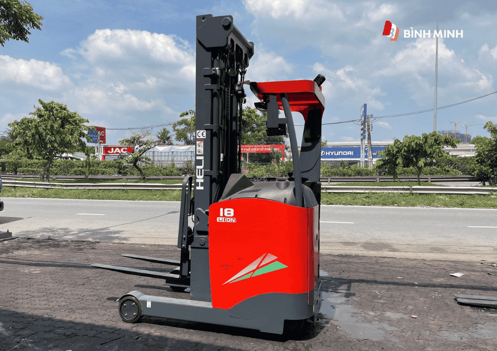 Xe nâng điện Heli 1.8 tấn đứng lái phù hợp với không gian hạn chế