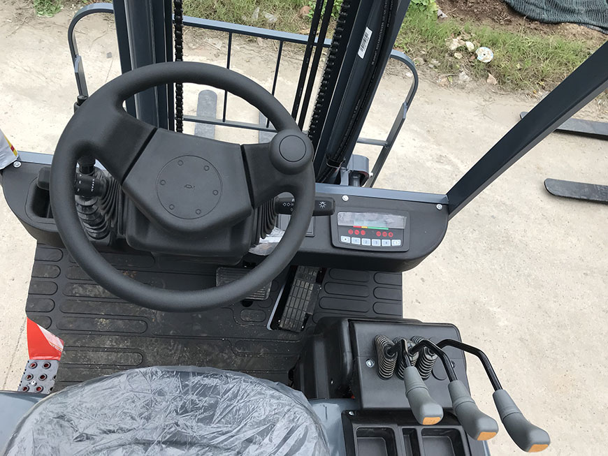 Khoang lái với thiết kế hiện đại của xe nâng điện 1 tấn