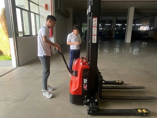 Xe nâng điện cao đứng lái 1.6 tấn Heli
