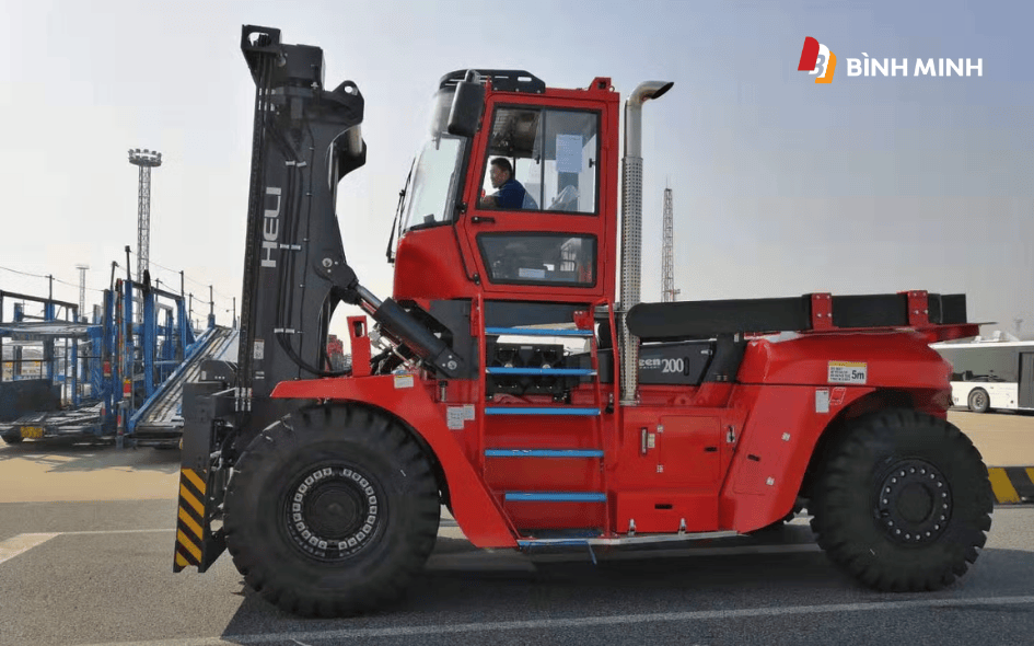 Xe nâng 20 tấn tại cảng biển