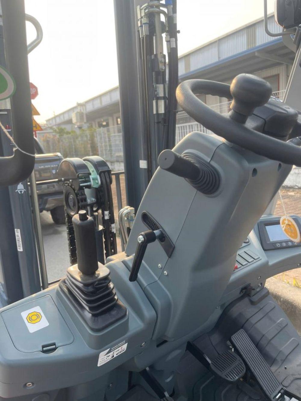 Vô lăng và cần điều khiển trong khoang lái xe nâng dầu Heli 3.5 tấn (Nguồn: Internet)