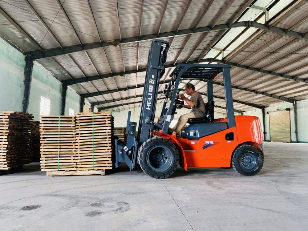 Xe nâng dầu Heli 3.5 tấn K2 series đang xếp hàng trong nhà xưởng (Nguồn: Internet)