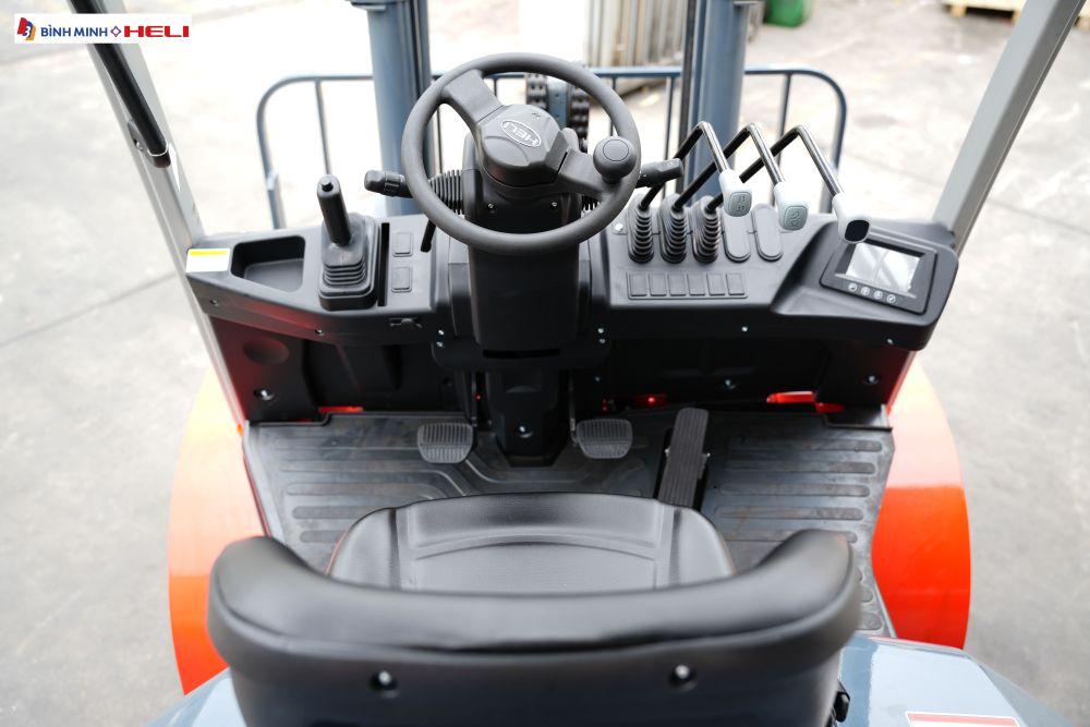 Cabin (khoang lái) của xe nâng dầu 5 tấn Heli (Nguồn: Internet)