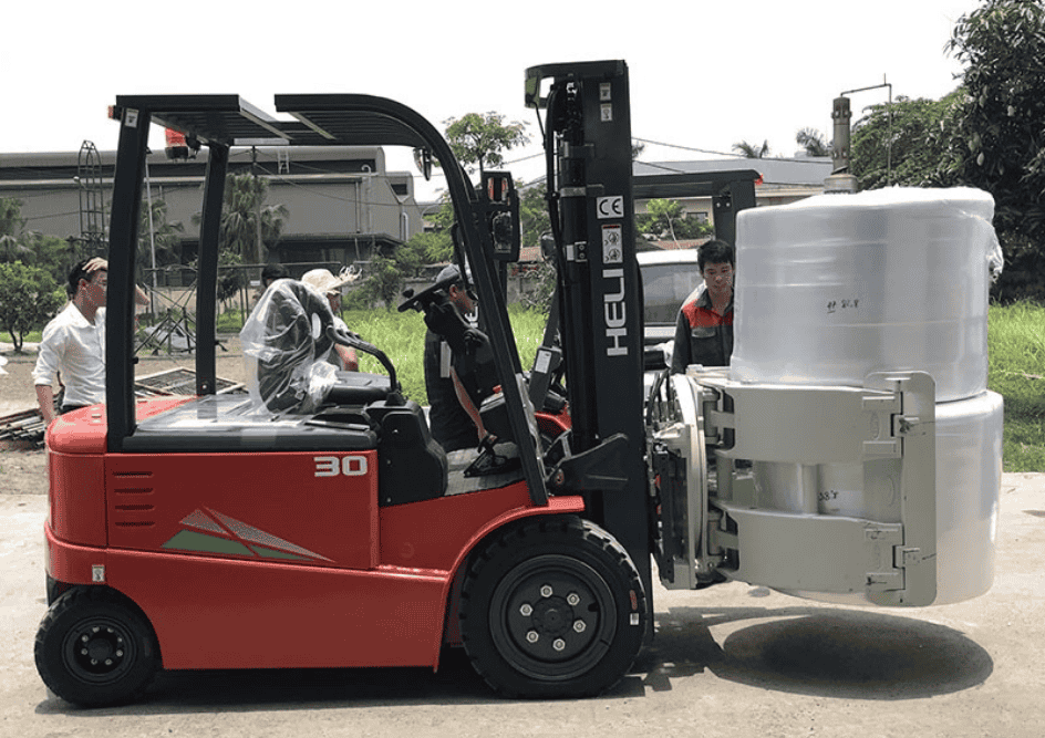 Vì Sao Cần Xe Nâng Kẹp Cuộn Giấy Heli?