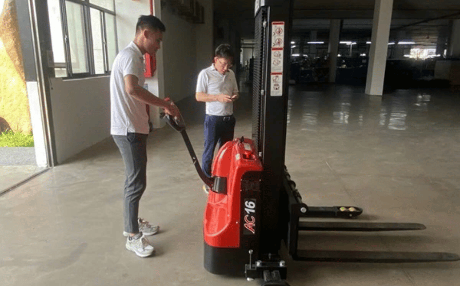 Kinh nghiệm sử dụng xe nâng tay an toàn và hiệu quả