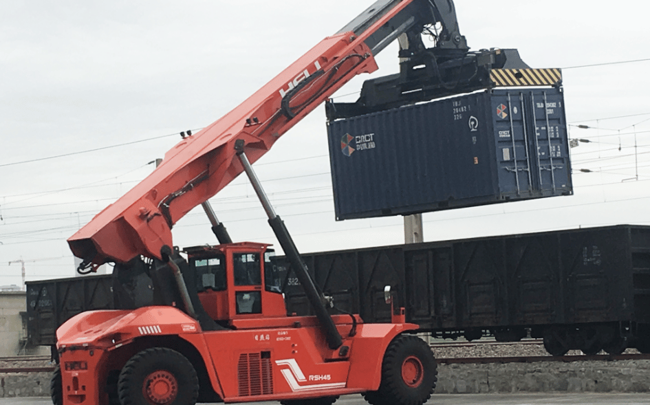 xe gắp container và xe kéo nâng hàng