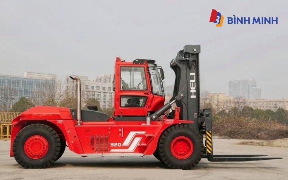 Xe nâng dầu 32 tấn hoạt động tại xưởng