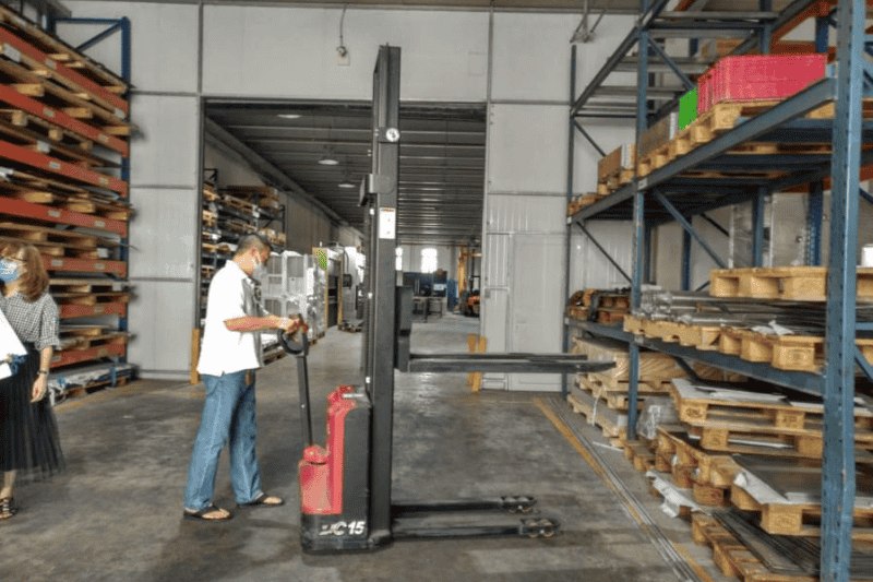 Xe Nâng Tay Điện 1.5 Tấn Dắt Lái CDD15J