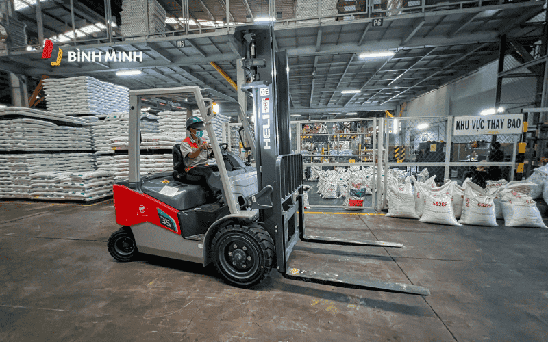 Bàn giao xe nâng điện Heli cho công ty lĩnh vực chăn nuôi