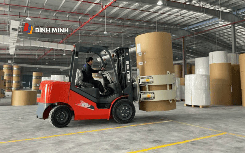 Ứng Dụng Thực Tiễn Của Bộ Kẹp Giấy Cuộn Xe Nâng Heli