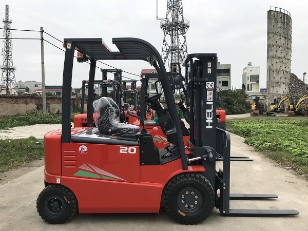 xe nâng hàng 4 bánh