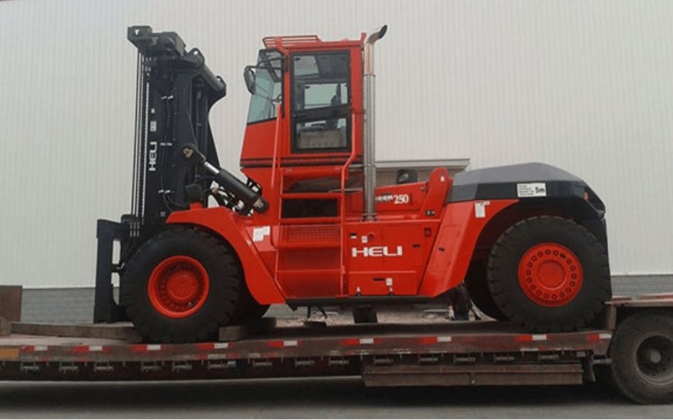 Bàn giao xe nâng dầu hạng nặng 25 tấn