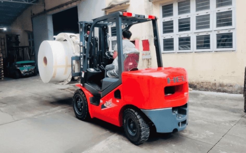 Xe nâng hàng kẹp giấy tại nhà máy sản xuất