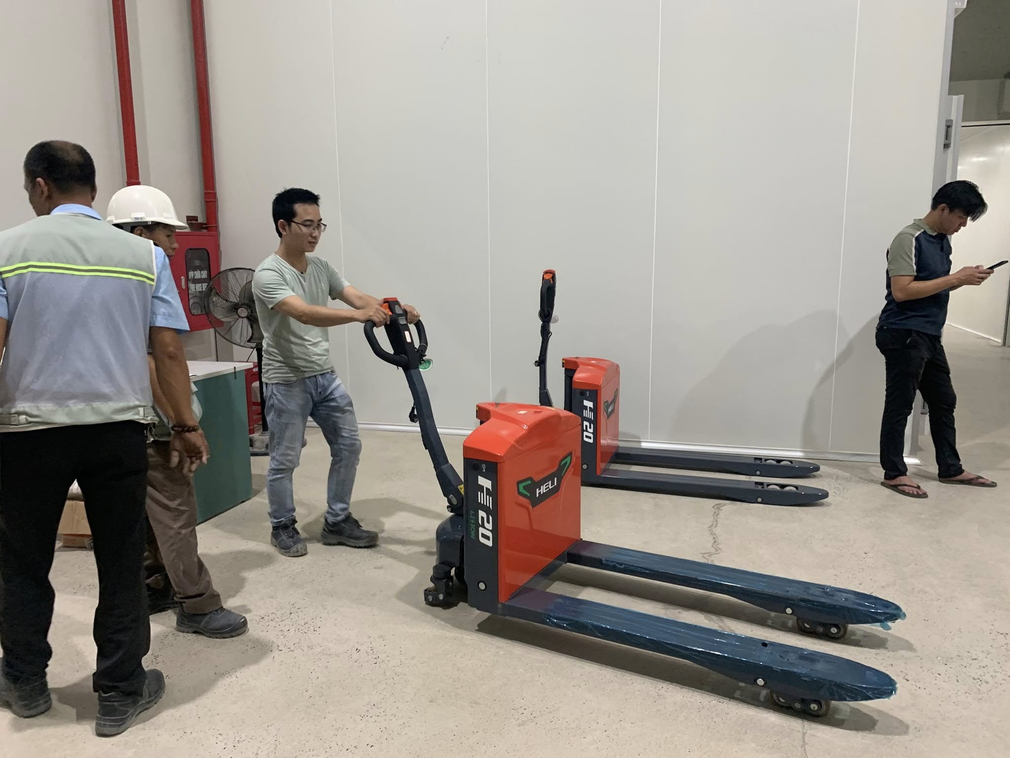 Xe nâng tay điện linh hoạt trong công việc