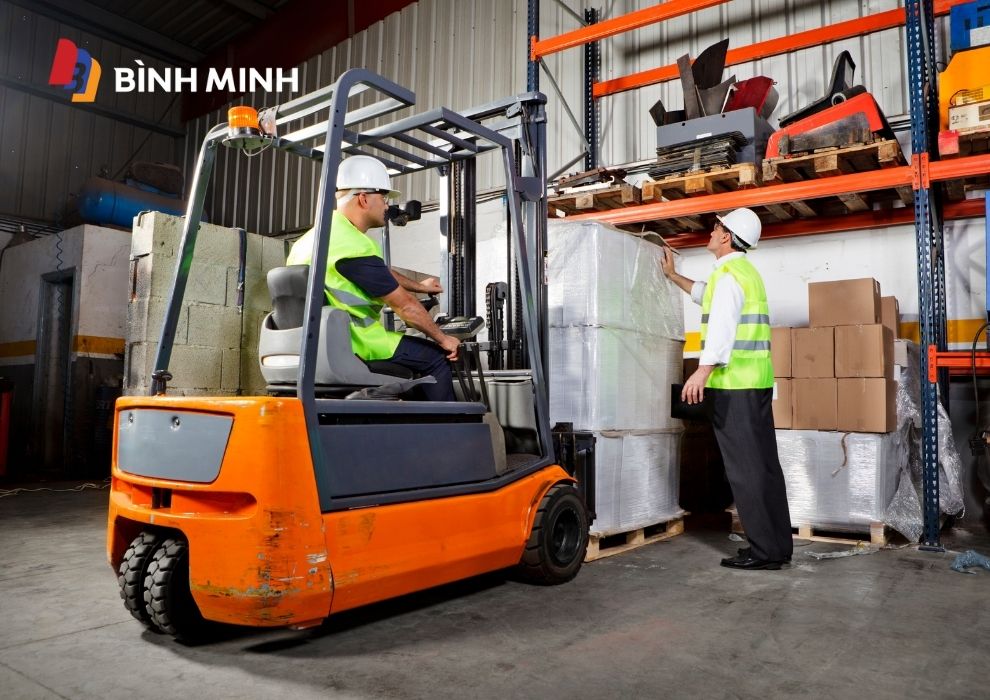 Những Thách Thức Khi Nâng Hàng Trong Kho Hẹp