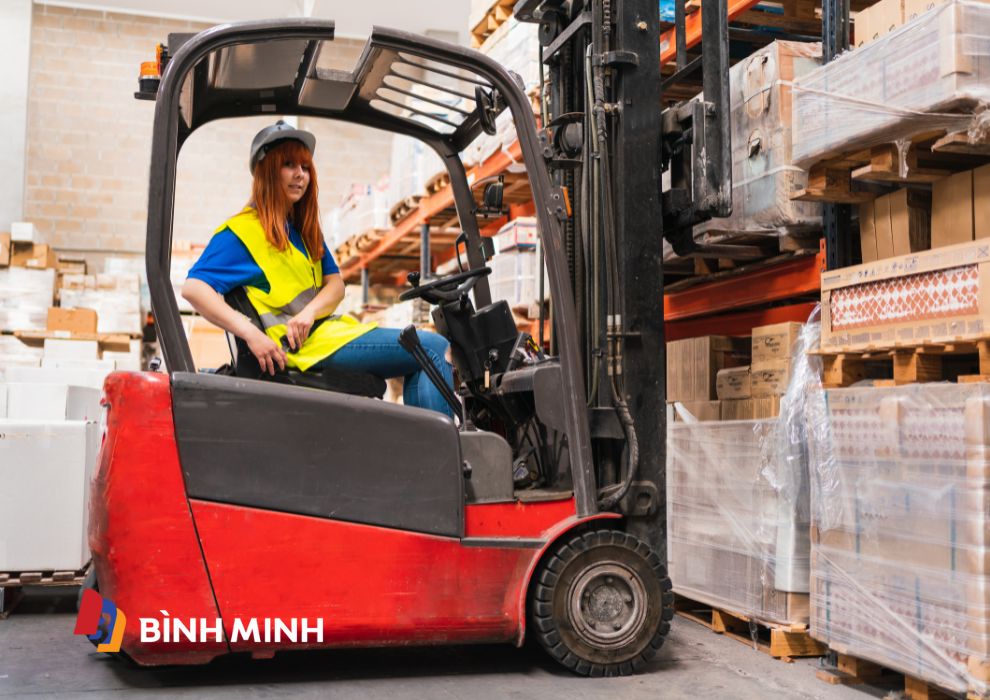 Trang bị bảo hộ lao động đầy đủ là điều kiện quan trọng trong việc đảm bảo an toàn khi vận hành xe nâng
