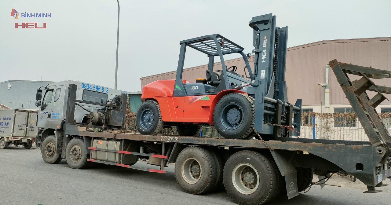 Vận chuyển xe nâng Heli 10 tấn tới kho khách hàng