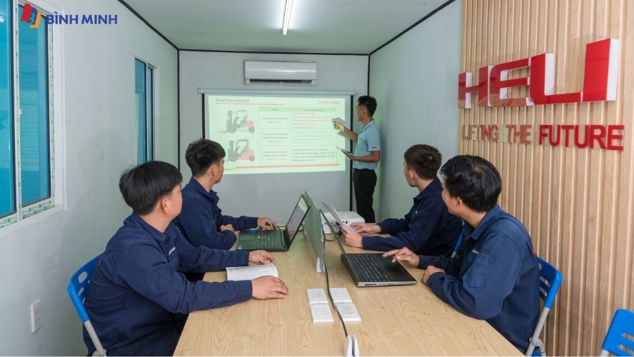 Đội ngũ kĩ thuật Xe nâng Bình Minh được đào tạo bài bản