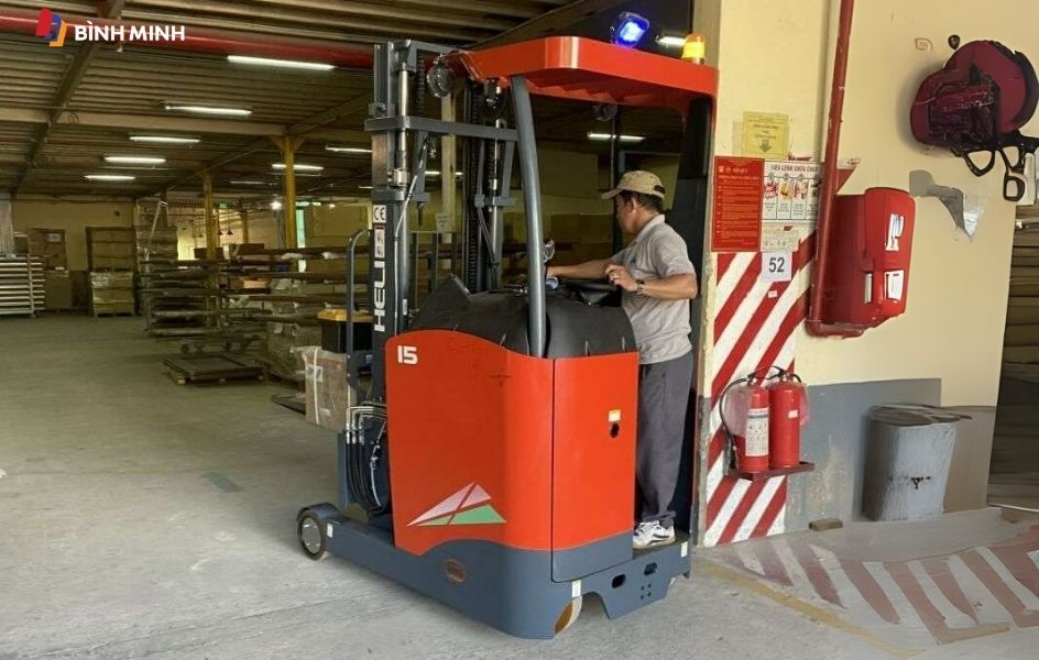 Xe nâng đứng lái không phù hợp cho ca làm việc dài
