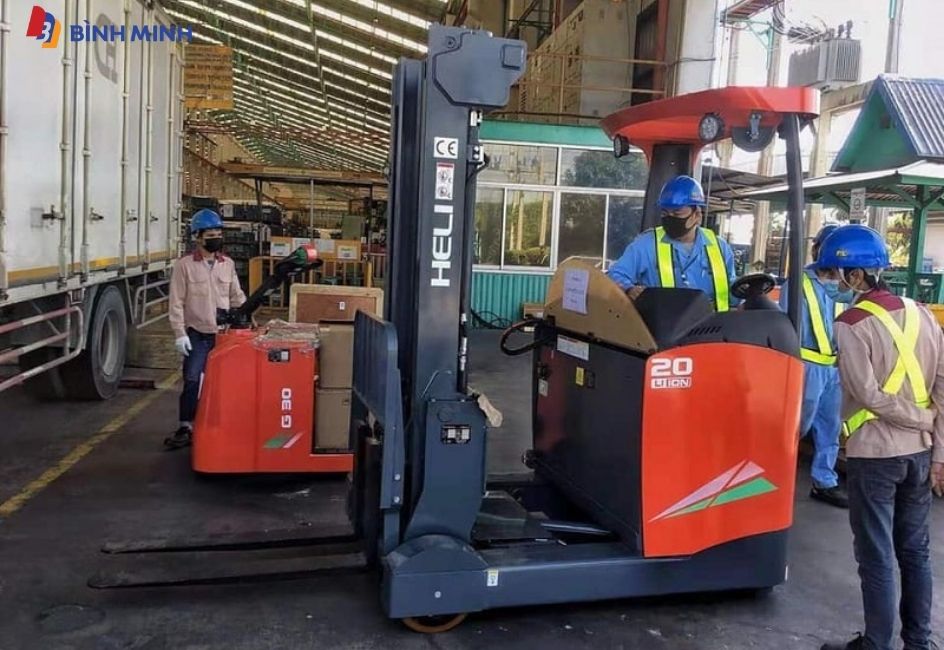 Xe nâng Reach Truck đứng lái có kích thước nhỏ gọn