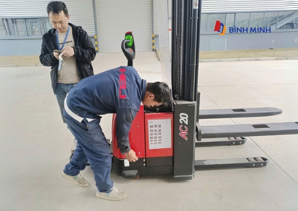 Kiểm tra và bảo dưỡng xe nâng tay điện định kì