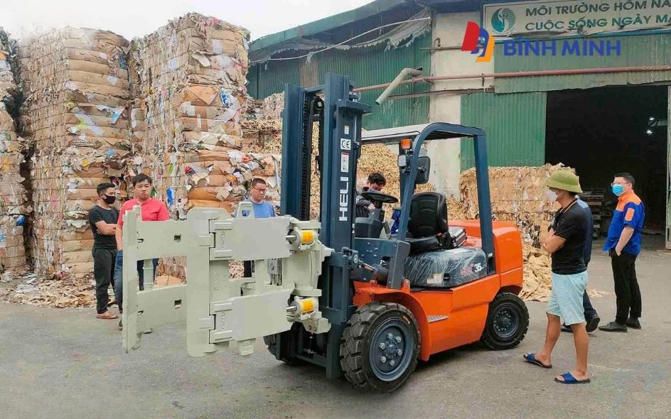 Lưu ý khi sử dụng xe nâng hàng kẹp giấy