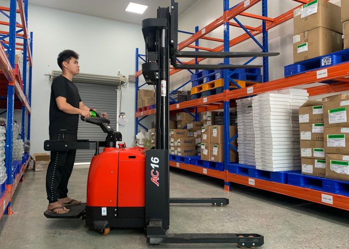 ứng dụng xe nâng điện tay cao