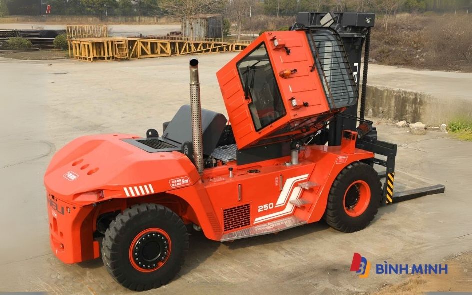 Xe nâng 25 tấn Heli thiết kế cabin 60 độ
