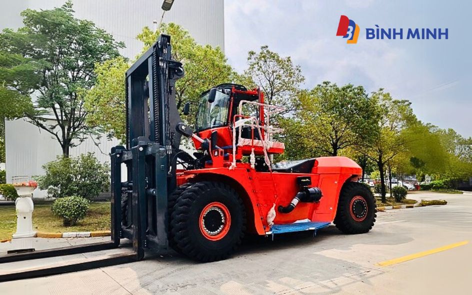 Xe nâng 42 tấn Heli tại nhà máy sản xuất thép