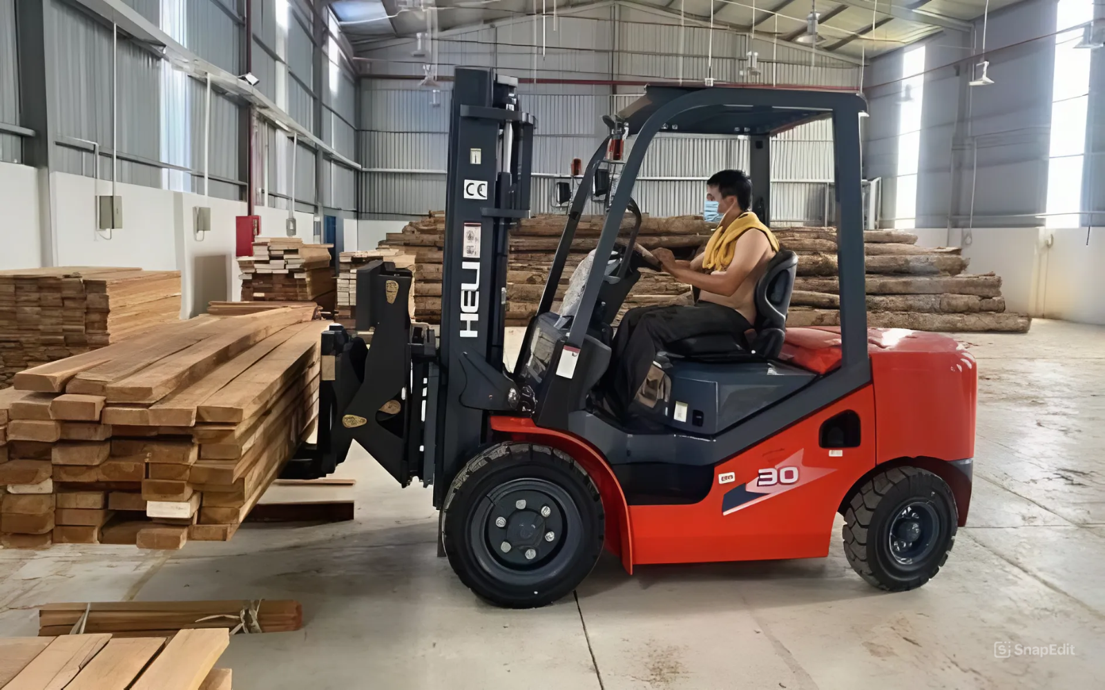 Xe nâng hàng gật gù tại xưởng gỗ