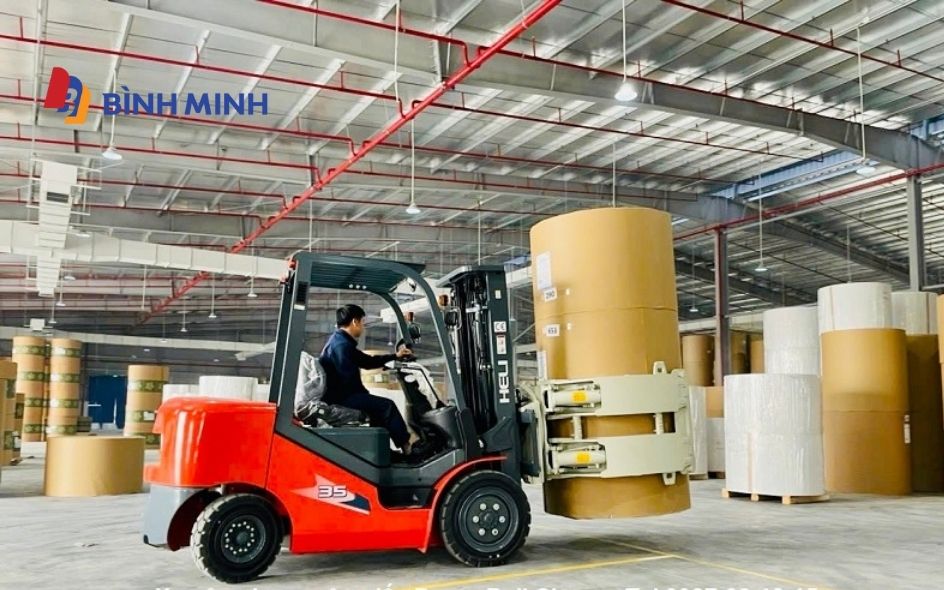 Xe nâng hàng kẹp giấy tại nhà xưởng
