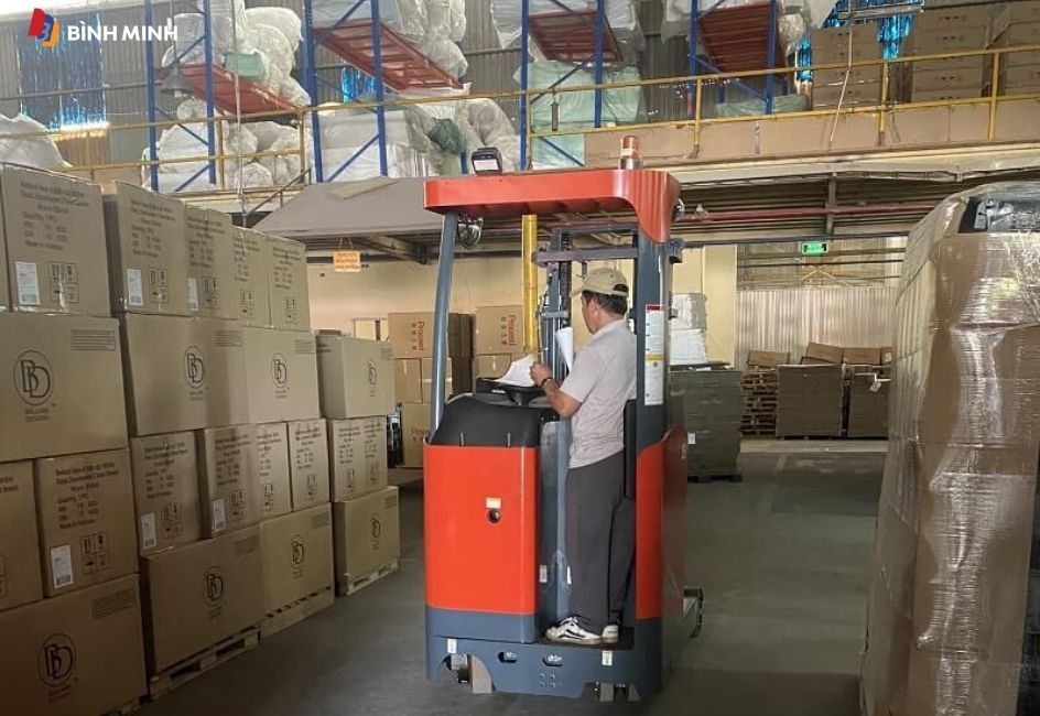 Reach Truck phù hợp với kho hàng có lối đi hẹp