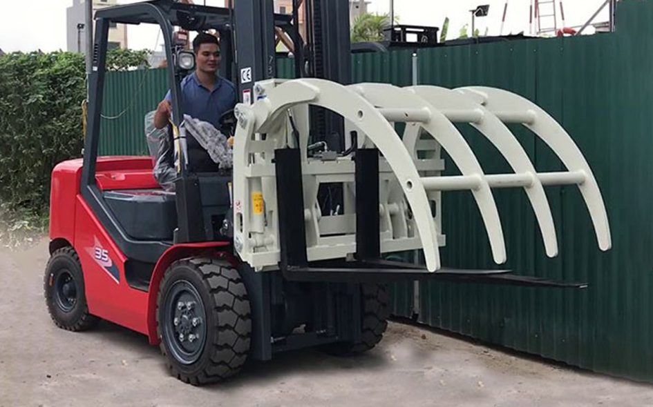 Xe nâng hàng kẹp gỗ
