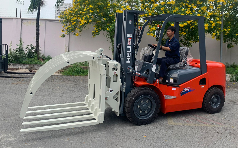 Xe nâng hàng kẹp gỗ