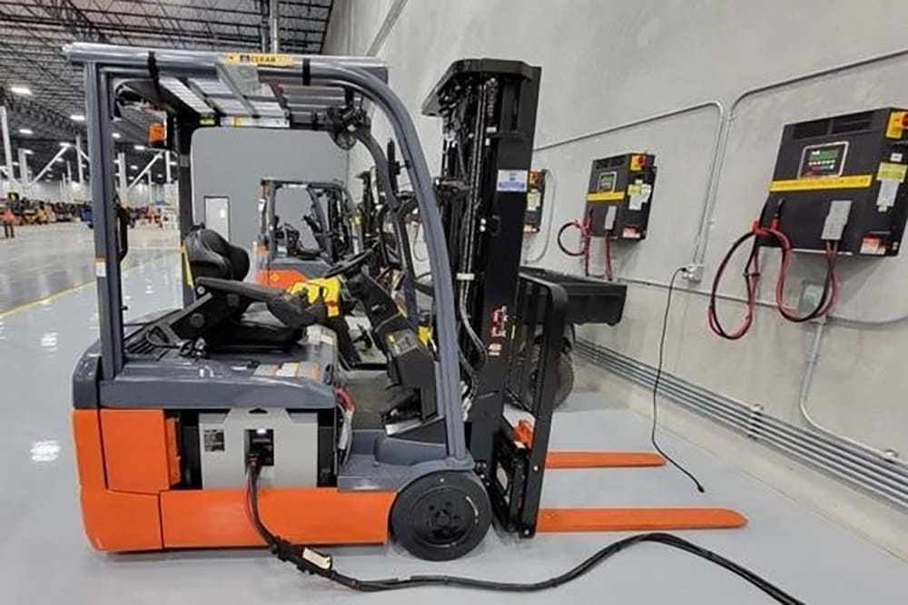 Sạc xe nâng điện đúng cách giúp kéo dài tuổi thọ bình ắc quy xe